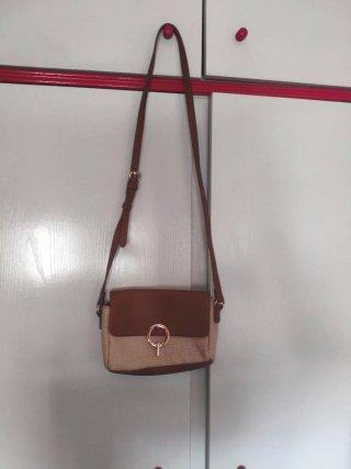 Bolso bandolera beige y marrón