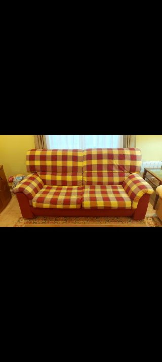 Sofá a cuadros rojo y amarillo