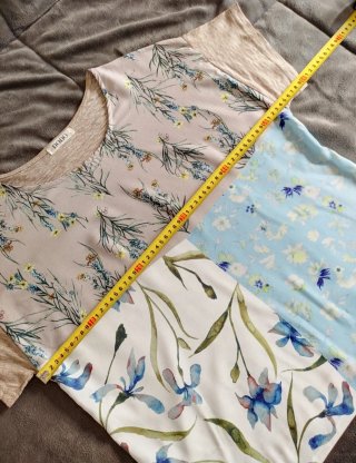 Camiseta Estampada y Collar de Cuentas