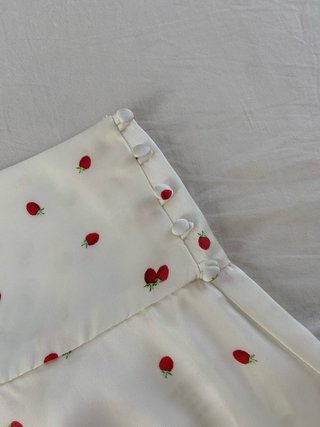 Falda pantalón satinada volantes mujer fresas