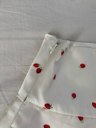 Falda pantalón satinada volantes mujer fresas