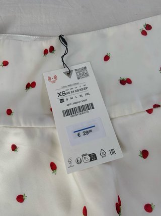 Falda pantalón satinada volantes mujer fresas
