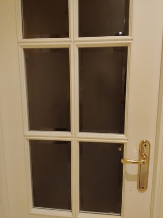 Puerta de madera blanca con cristal