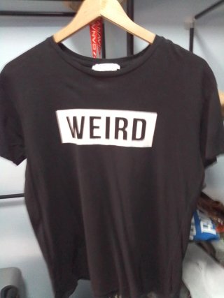 Camiseta Negra con Estampado WEIRD
