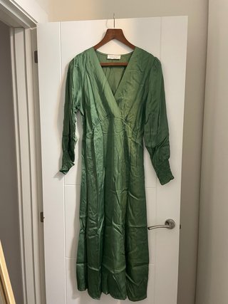 Vestido verde satinado manga larga