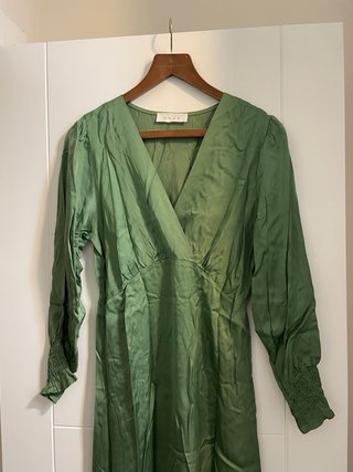 Vestido verde satinado manga larga