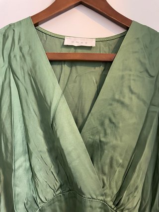 Vestido verde satinado manga larga