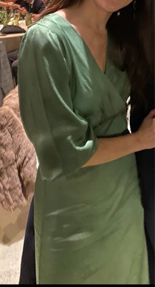 Vestido verde satinado manga larga