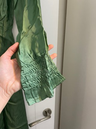 Vestido verde satinado manga larga