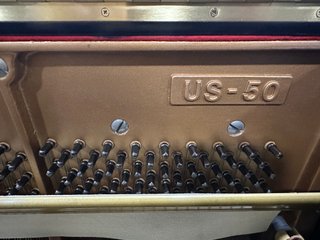 Piano Vertical Kawai US50 frontal cola igual K800