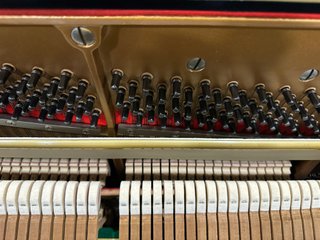 Piano Vertical Kawai US50 frontal cola igual K800