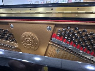 Piano Vertical Kawai US50 frontal cola igual K800