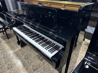Piano Vertical Kawai US50 frontal cola igual K800