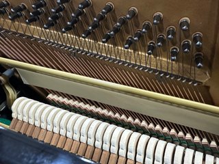 Piano Vertical Kawai US50 frontal cola igual K800