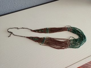 Collar de cuentas marrón y verde