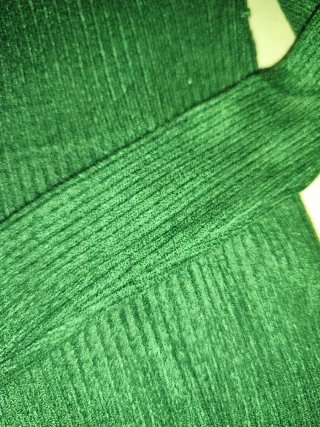 Jersey canalé cuello alto verde.