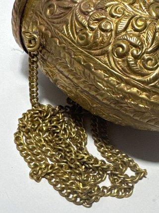 Bolso bombonera vintage latón repujado