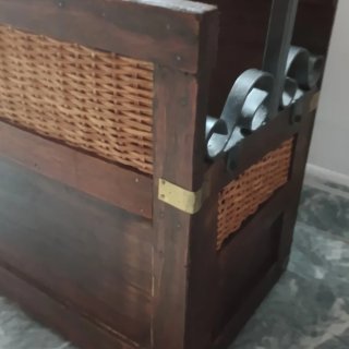 Revistero de madera, mimbre y hierro
