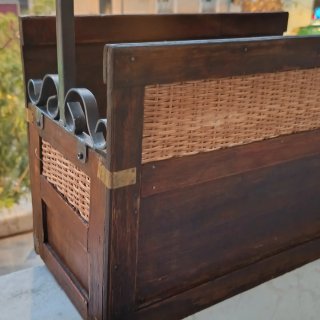 Revistero de madera, mimbre y hierro