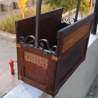 Revistero de madera, mimbre y hierro