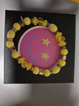 Pulsera de abalorios amarillos y dorados