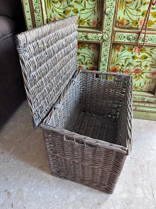 Baúl de mimbre gris azulado con tapa