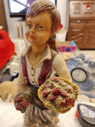 Figura de porcelana niña con fresa 32 ctms.