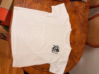 Camiseta Blanca Oversize con Estampado de Pulpo
