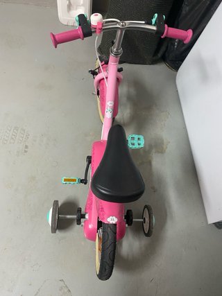 Bicicleta infantil rosa con ruedas desmontables