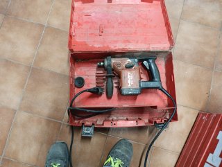 Hilti TE 15 C le falta mandril.funciona bien