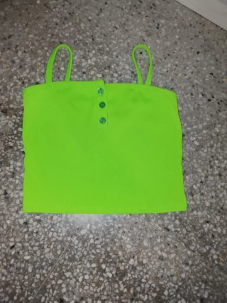 Camiseta verde con botones