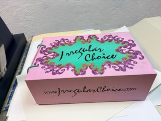 Zapatos de cuña Irregular Choice lunares