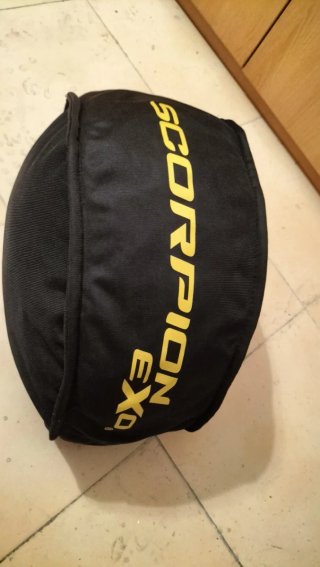 Casco de moto Scorpion negro