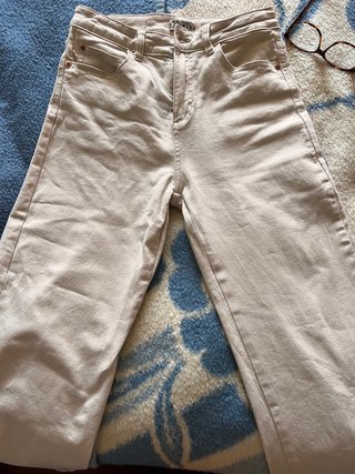 Pantalón vaquero beige semi campana,por los tobill