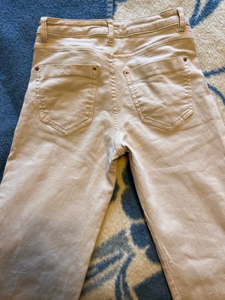 Pantalón vaquero beige semi campana,por los tobill