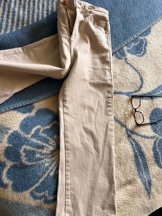 Pantalón vaquero beige semi campana,por los tobill