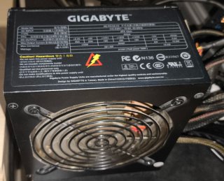 Fuente Alimentación GIGABYTE 610W (Pico 720W)