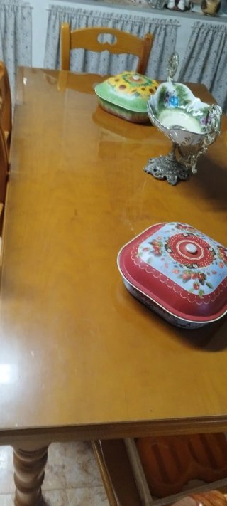 Mesa de comedor y 6 sillas de madera