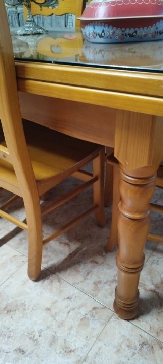 Mesa de comedor y 6 sillas de madera