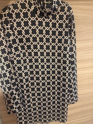 Vestido negro con estampado geométrico