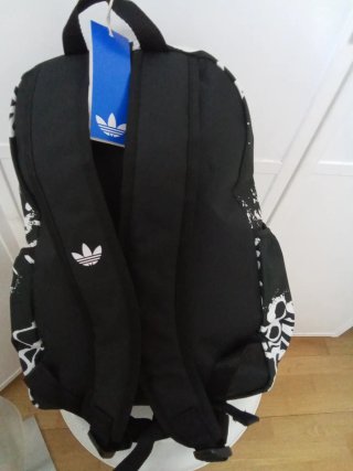 Mochila Adidas Graffiti Negra y Blanca 42*30cm