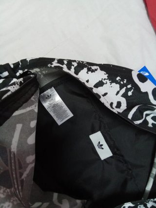 Mochila Adidas Graffiti Negra y Blanca 42*30cm