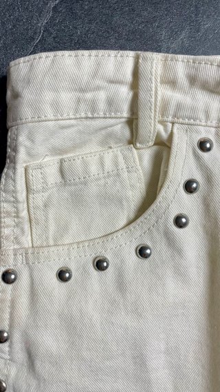 Bermudas vaqueras blancas con tachuelas.
