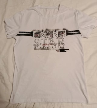 Camiseta Blanca con Estampado Gráfico