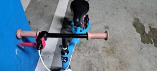 Bicicleta sin pedales con freno, incluyo casco
