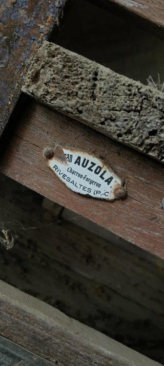 Carro de caballos antiguo de madera