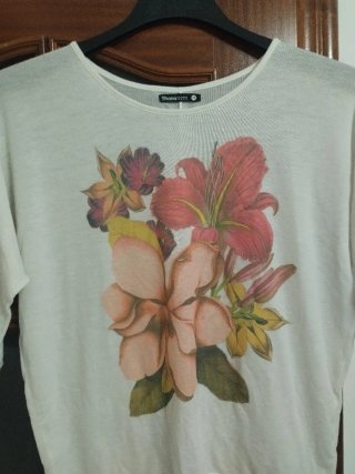 Camiseta Blanca con Estampado Floral