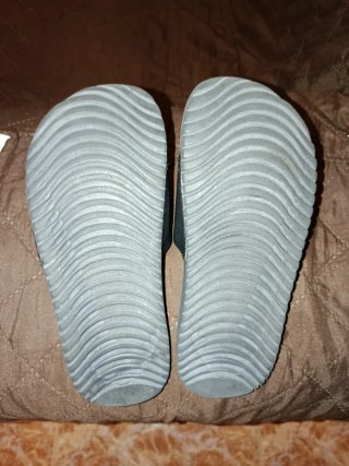 Chanclas Nike Negras y Grises