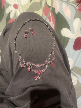 Conjunto collar y pendientes pedrería rosa