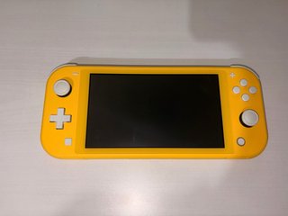 Nintendo Switch Lite Amarilla + funda y cargador